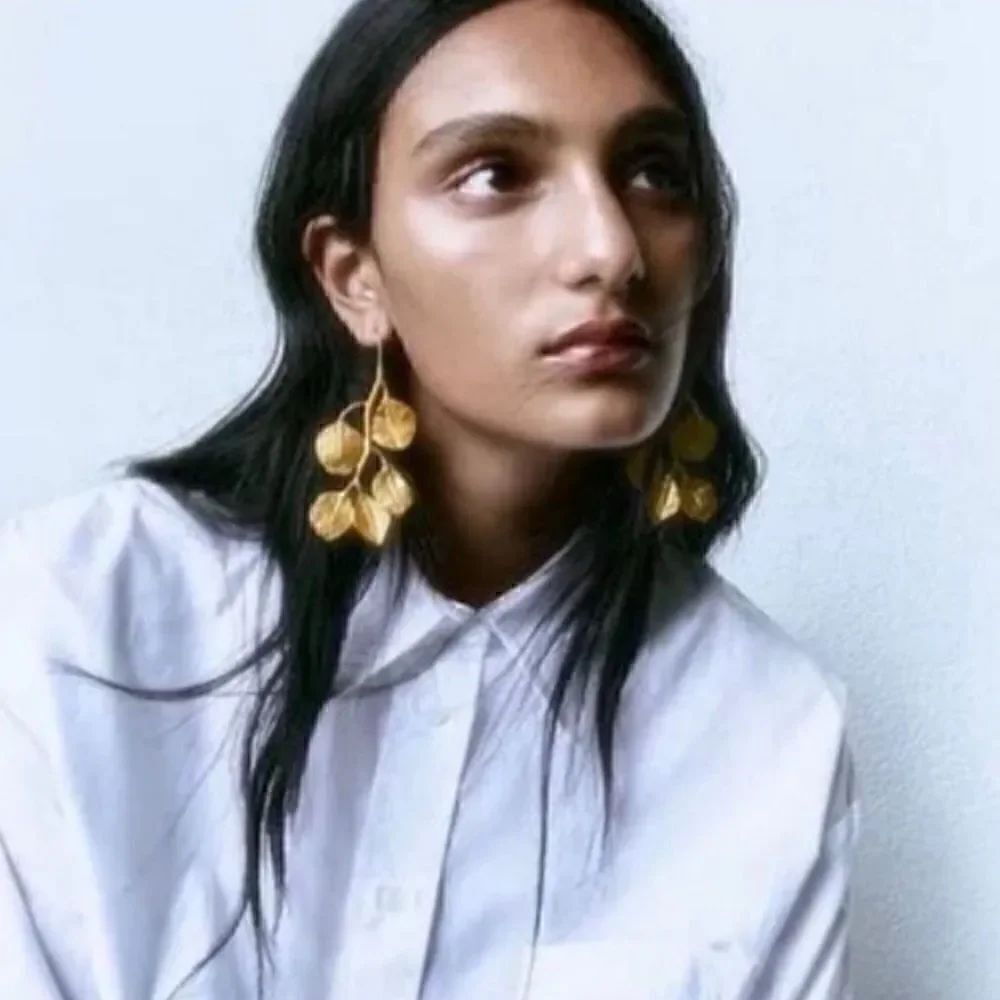 Gold leaf dangle earrings M34